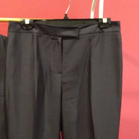Tahari women's silk navy blue 2-piece suit. EUC. Size 10.